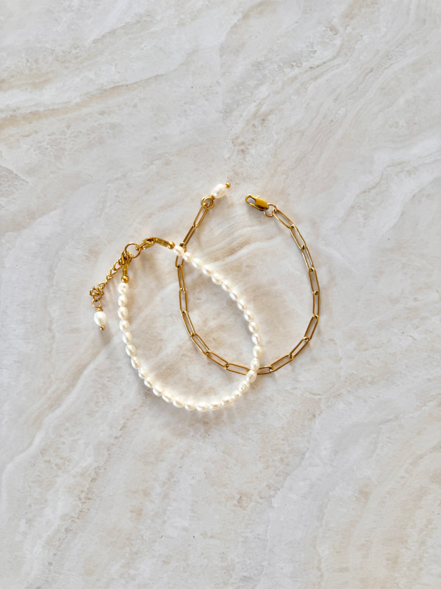 Minimalistisches Armband mit Süßwasserperle