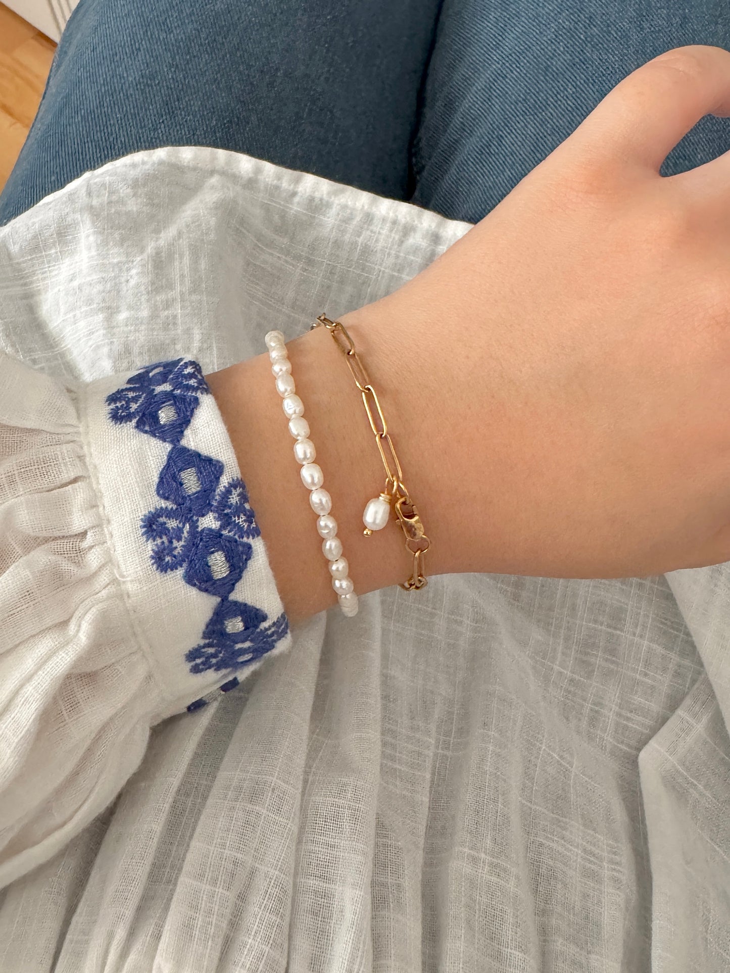 Minimalistisches Armband mit Süßwasserperle