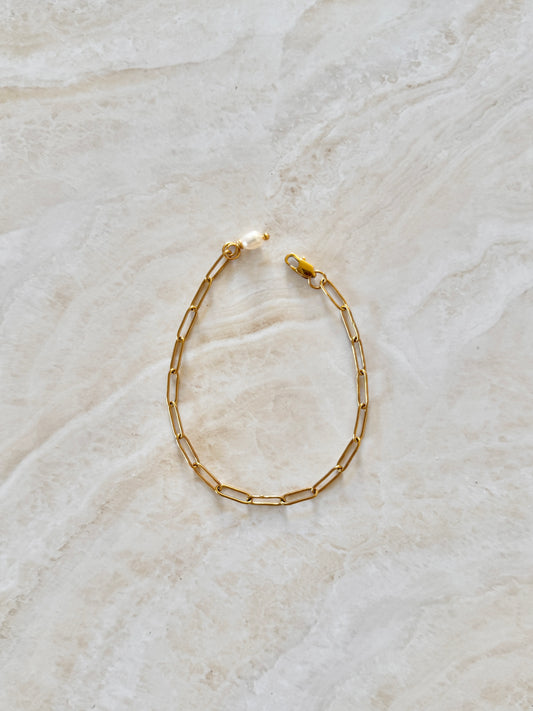 Minimalistisches Armband mit Süßwasserperle